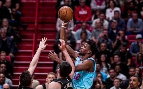  阿德巴约25+10，热火终结雄鹿七连胜  